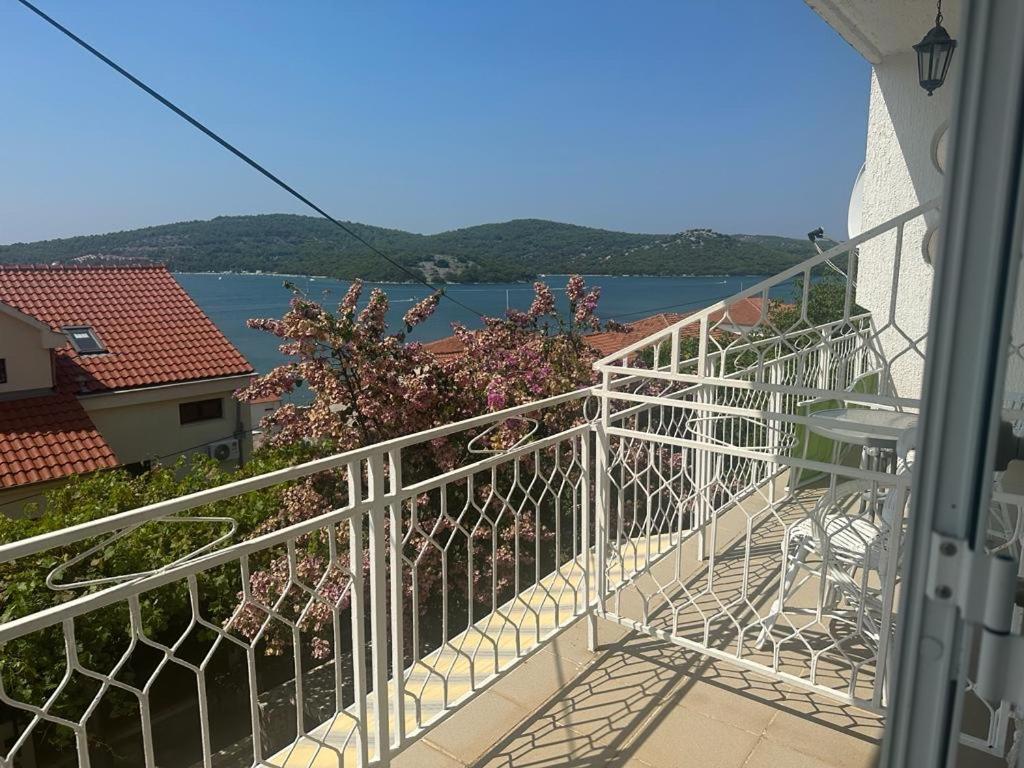 Marina Apartmani Tisno Murter Exterior photo